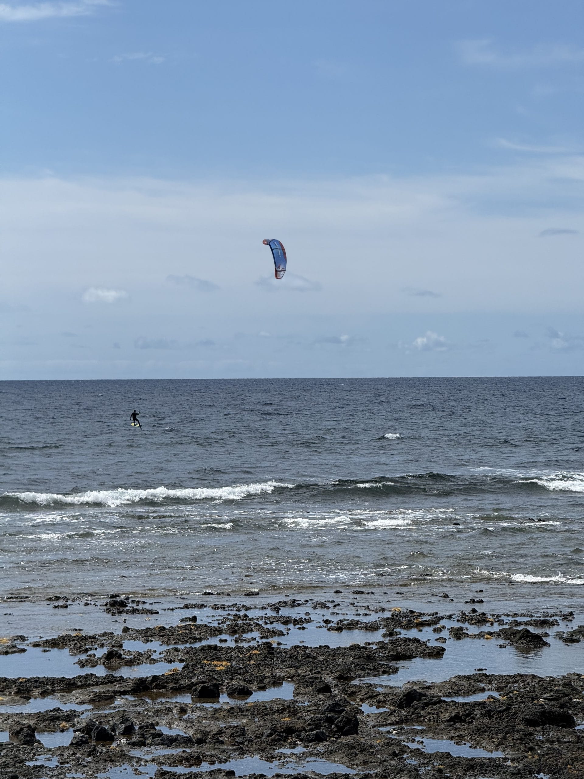 Kitesurfeur à El Médano, une zone connue pour ses conditions de vent