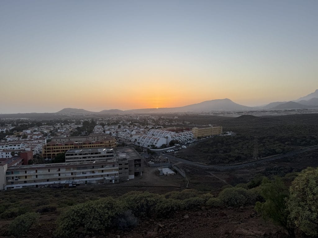 Vue sur la côte de Tenerife au coucher du soleil