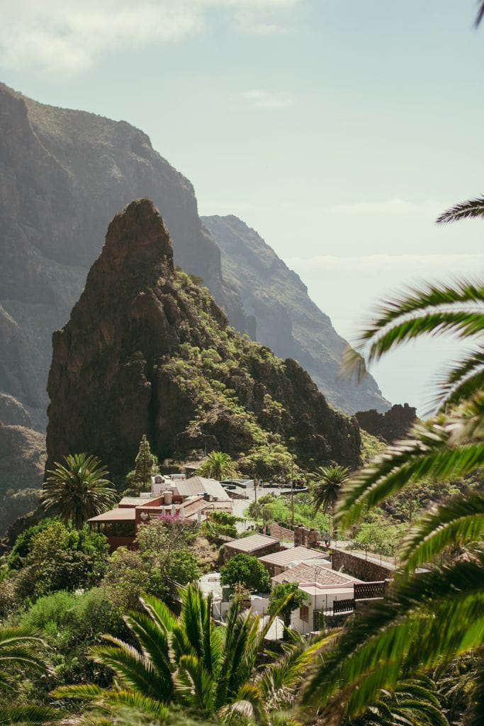 Paysage pittoresque du village de Masca, niché dans les montagnes de Tenerife, aux îles Canaries.