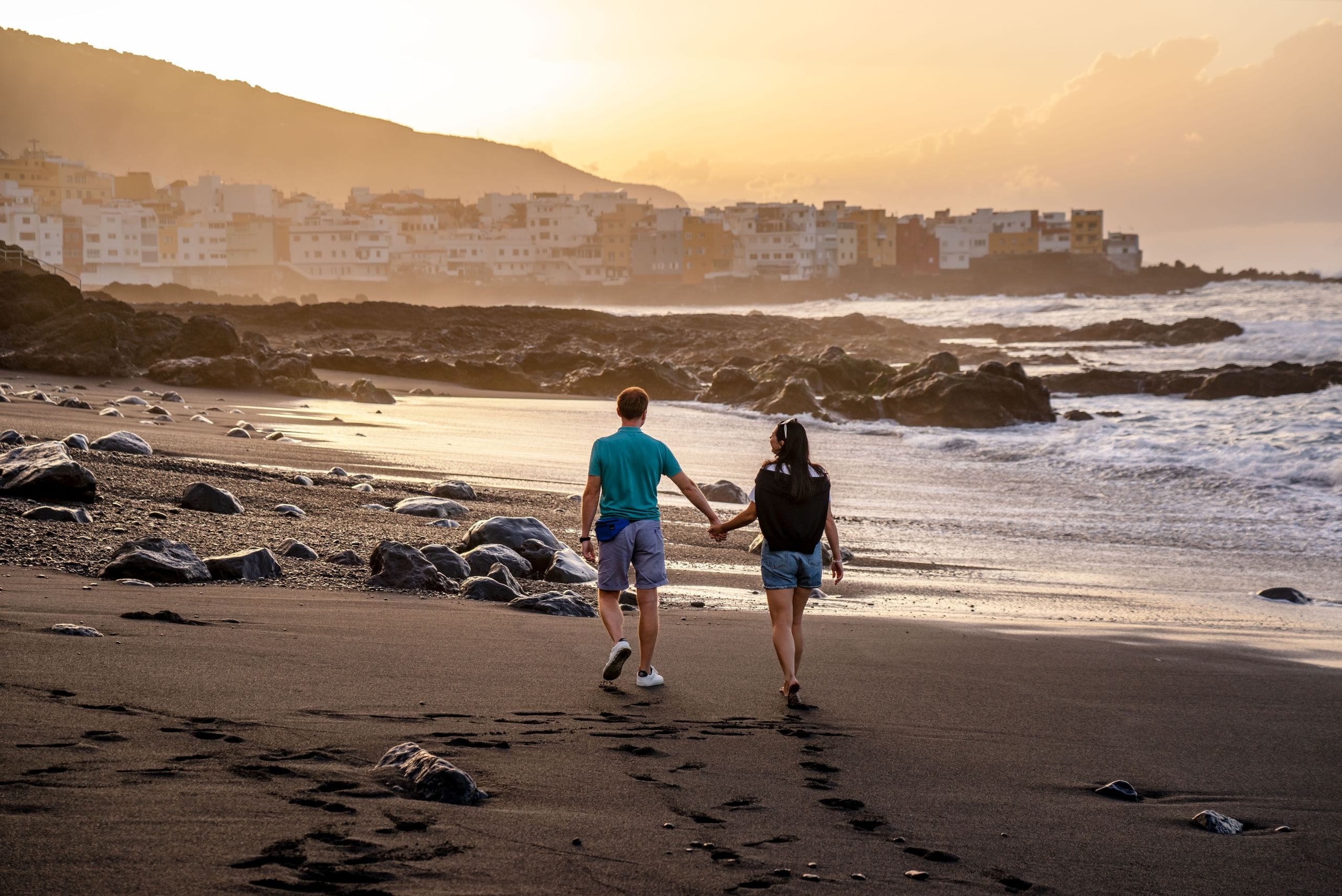 Couple qui se balade sur la plage de Tenerife