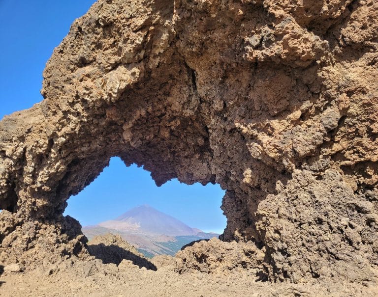 Vue à travers une arche de lave sur le Teide depuis le secteur du Mirador de la Tarta à Tenerife
