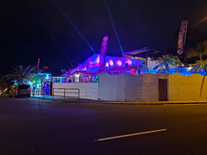 Façade et entrée d'Achaman Discopub de nuit, Costa Adeje
