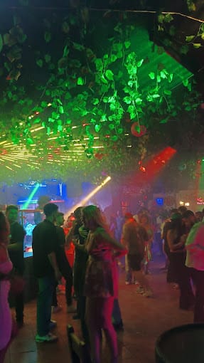 Piste de danse à l'intérieur d'Achaman Discopub
