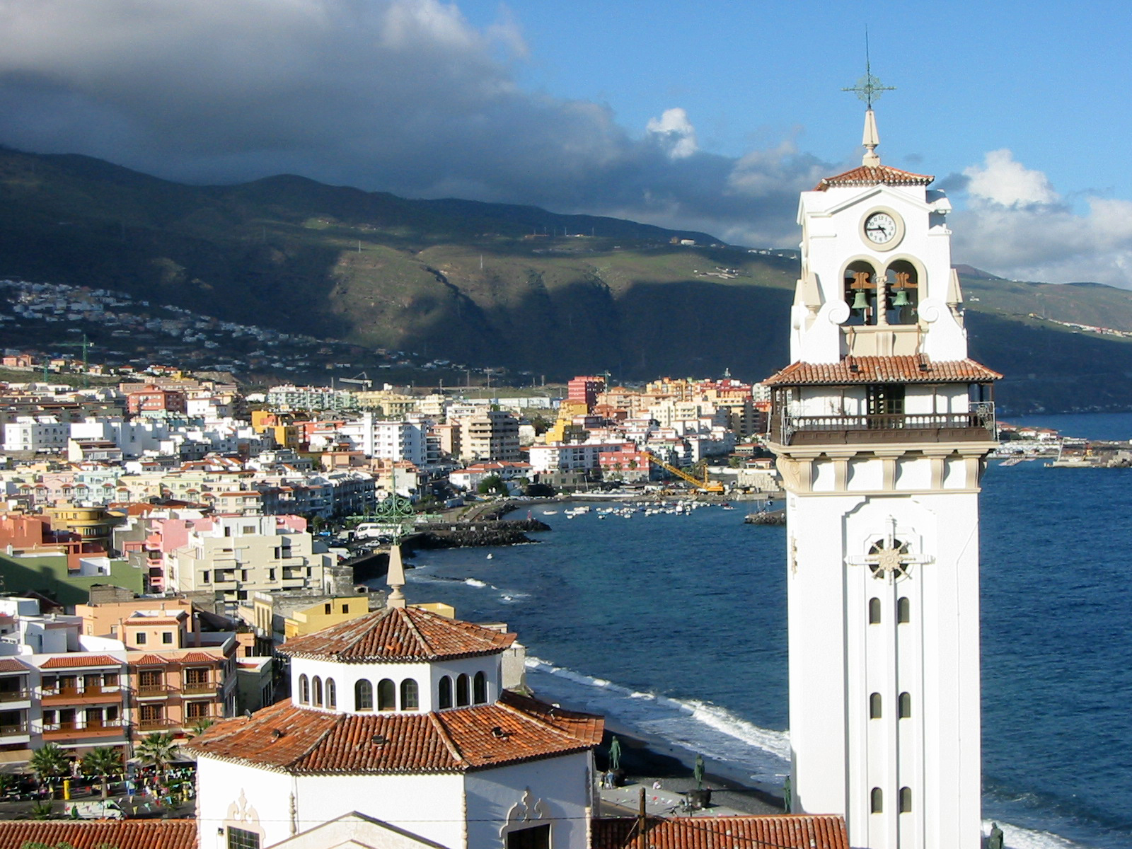 La basilique de Candelaria, sanctuaire de la patronne des Canaries, surplombant la côte