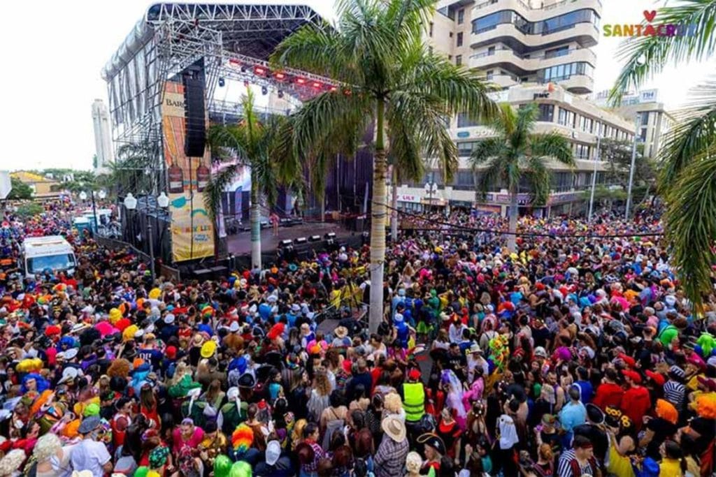 Foule dans les rues de Santa Cruz de Tenerife pendant le Carnaval