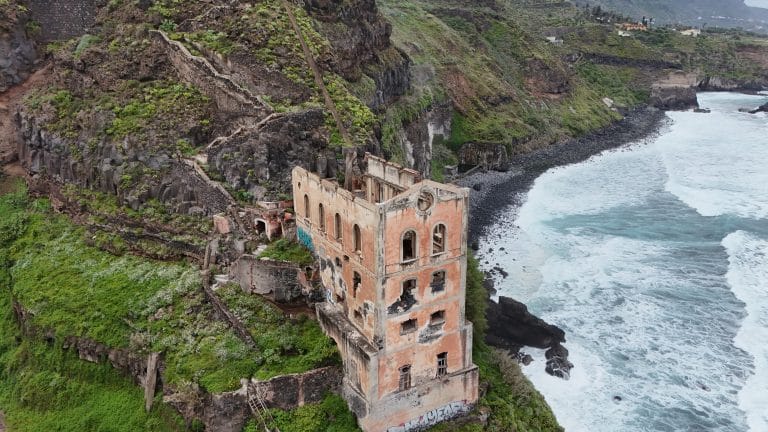 Casa Hamilton à Tenerife : la ruine industrielle suspendue au-dessus de l&rsquo;océan