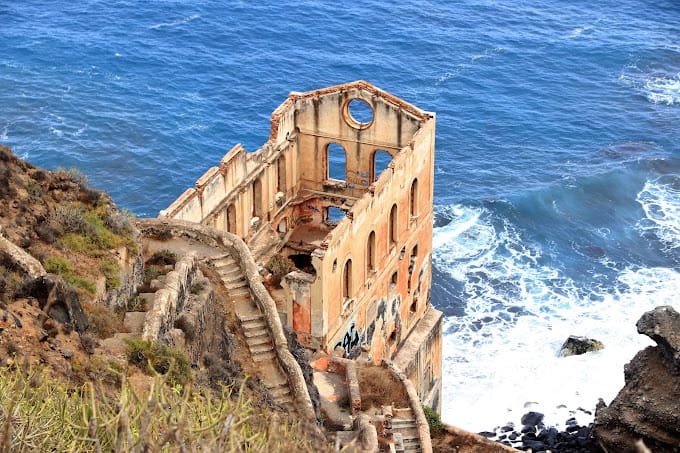 Casa Hamilton, ancienne station de pompage en ruine au bord de l'océan à Tenerife