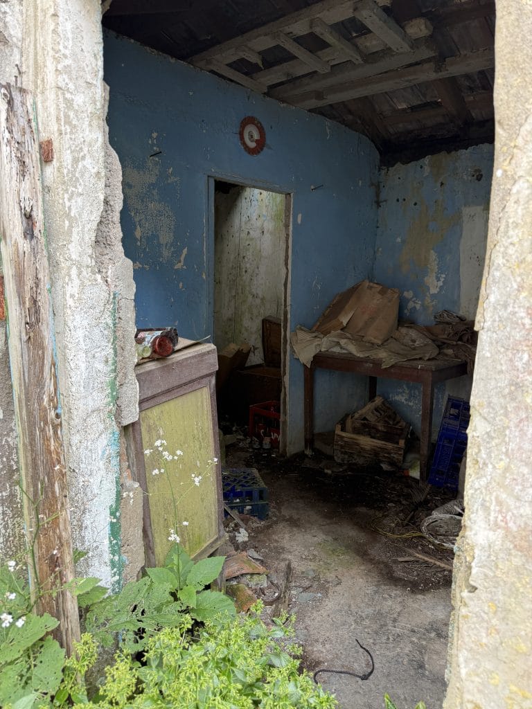Pièce abandonnée d'une maison en ruine à Chamorga, Tenerife