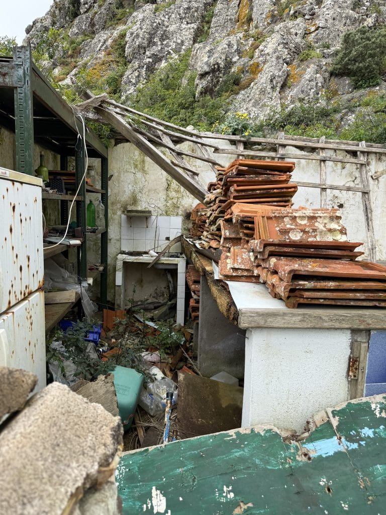 Intérieur abandonné d'une maison en ruine à Chamorga, Tenerife