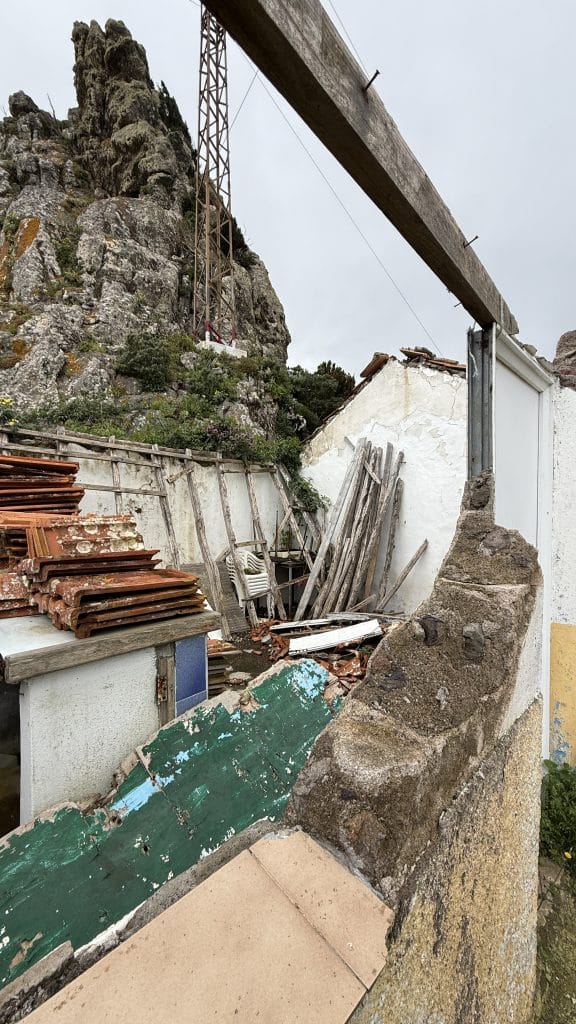 Toiture effondrée d'une maison en ruine à Chamorga, Tenerife
