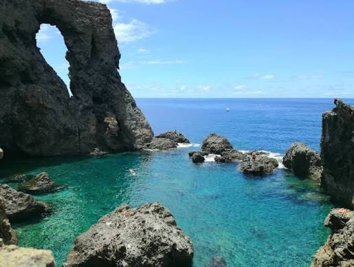 Charco La Mareta, piscine naturelle encadrée par un arche volcanique à Icod de los Vinos