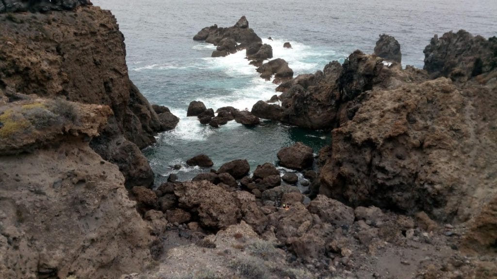 La falaise et le sentier d'accès au Charco La Mareta, Icod de los Vinos