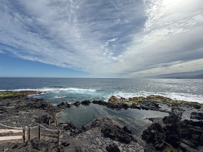 Le charco de Los Chochos et sa vue sur la Cordillère de La Culata