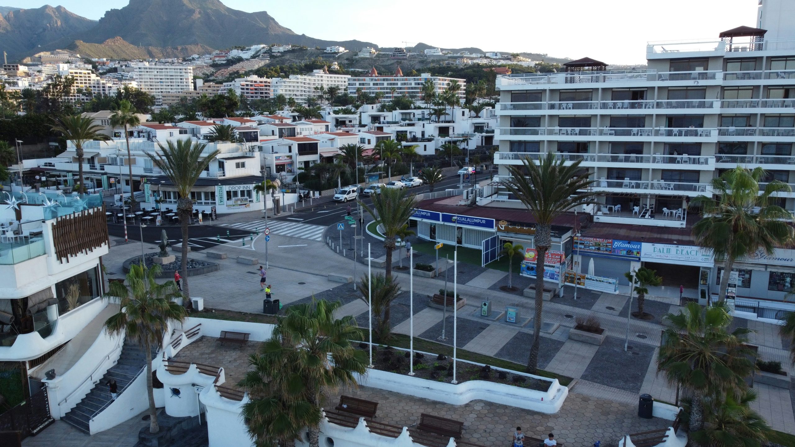 Vue aérienne de la promenade et des complexes hôteliers de Costa Adeje