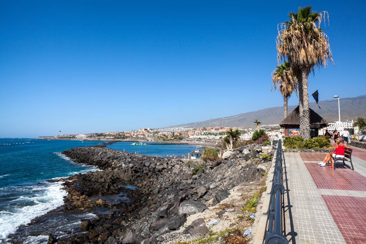 La promenade côtière de Costa Adeje, entre rochers volcaniques et océan Atlantique