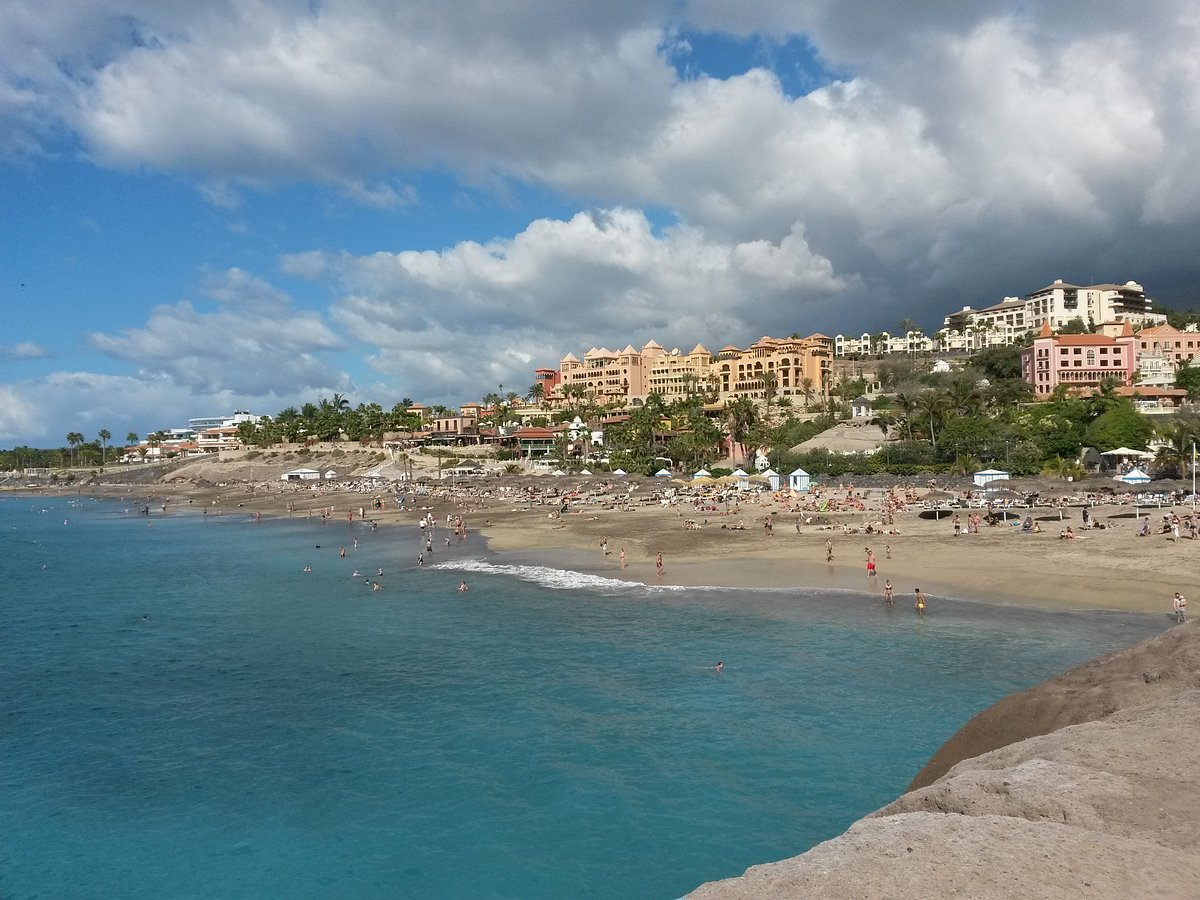 La plage du Duque à Costa Adeje, bordée par les hôtels de luxe