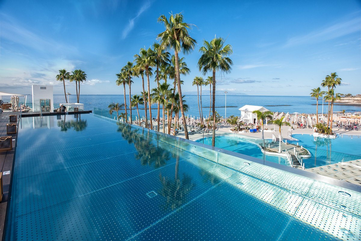 Piscine à débordement face à l'océan dans un complexe hôtelier de Costa Adeje