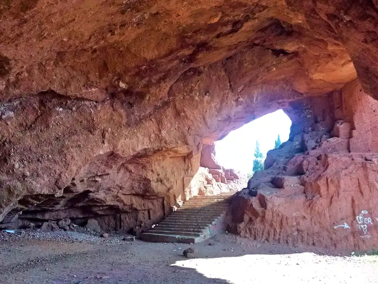 Intérieur de la Cueva Roja avec son escalier menant vers la sortie, Tenerife