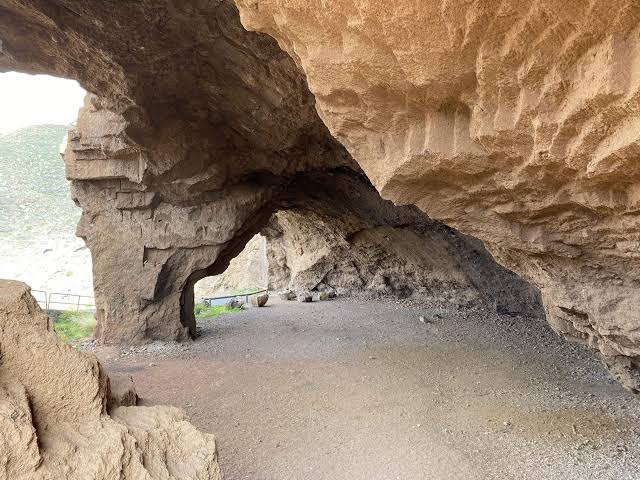 Petite arche naturelle à l'intérieur de la Cueva Roja avec vue sur la vallée, Tenerife