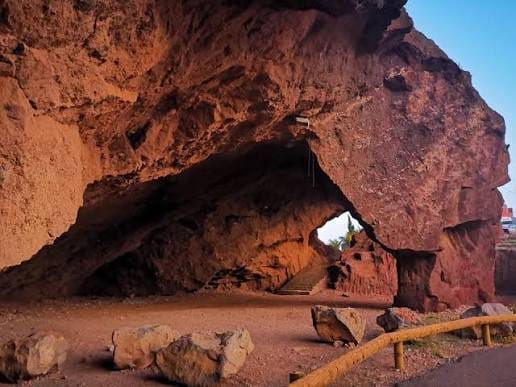 Entrée de la Cueva Roja, grotte volcanique aux parois rouges à Santa Cruz de Tenerife, au coucher de soleil
