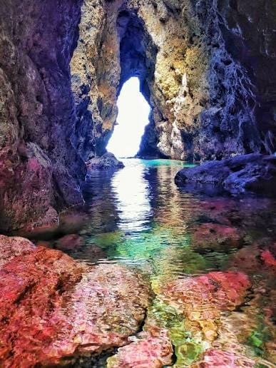 Parois volcaniques rouges, ocres et orangées de la Cueva de los Colores à Icod de los Vinos, Tenerife