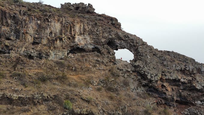 Vue générale sur l'arche naturelle d'El Agujero, Tenerife
