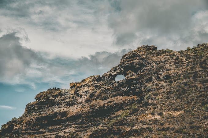 L'arche d'El Agujero sous un ciel nuageux