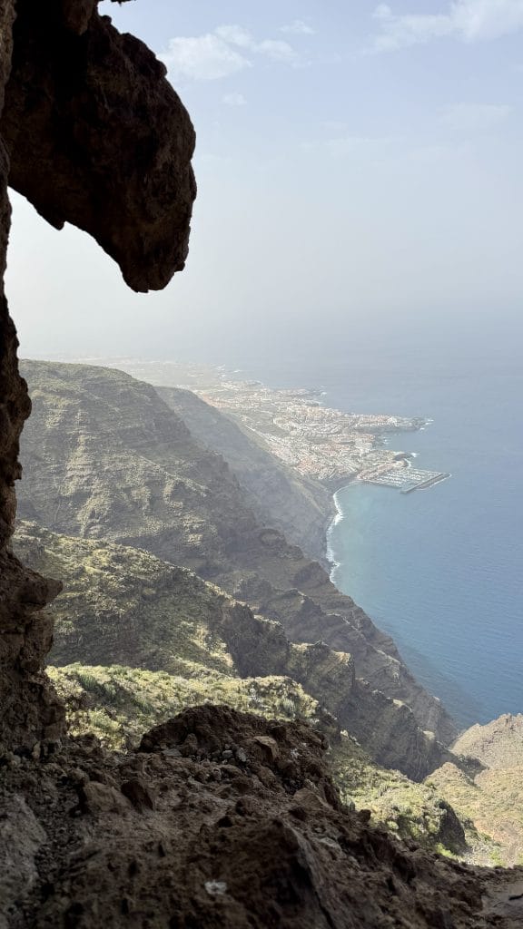 Vue vertigineuse sur le littoral depuis le sentier