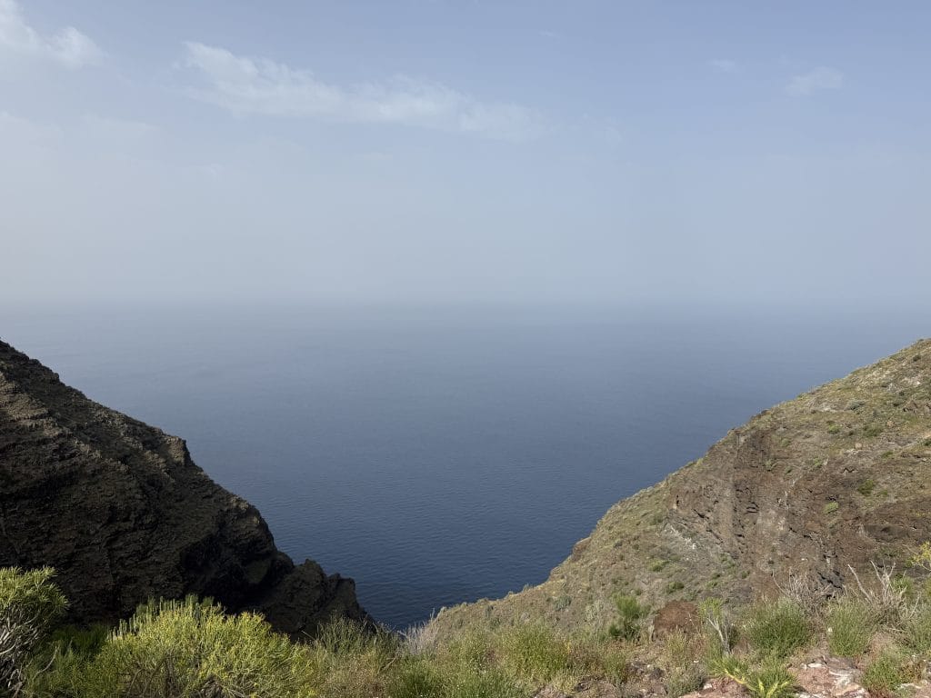 Première vue sur l'océan Atlantique depuis le sentier