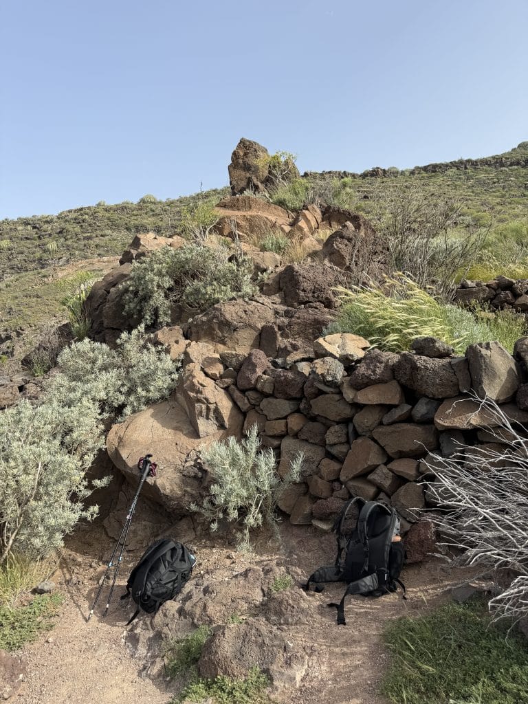 Sentier pierreux et muret de pierre sur la randonnée Tamaimo - El Agujero