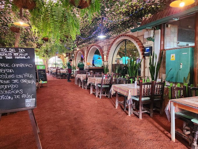 Allée couverte et tables du restaurant El Cordero à Tenerife