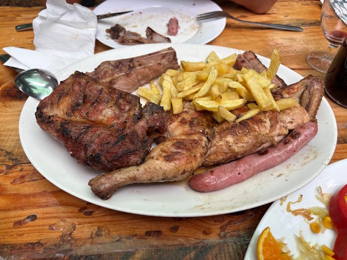 Poulet grillé et frites servis au restaurant El Cordero à Tenerife