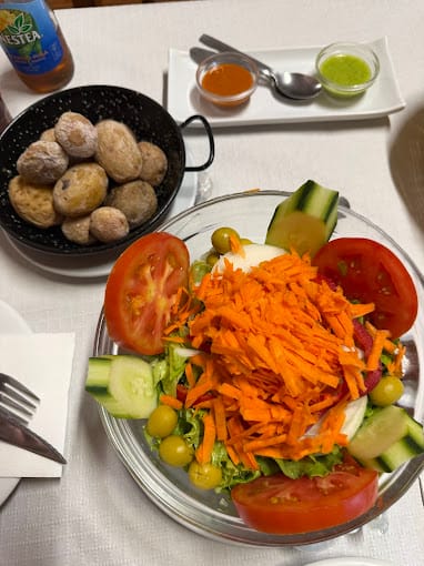 Entrée salade avec papas arrugadas et mojo au Restaurante El Patio