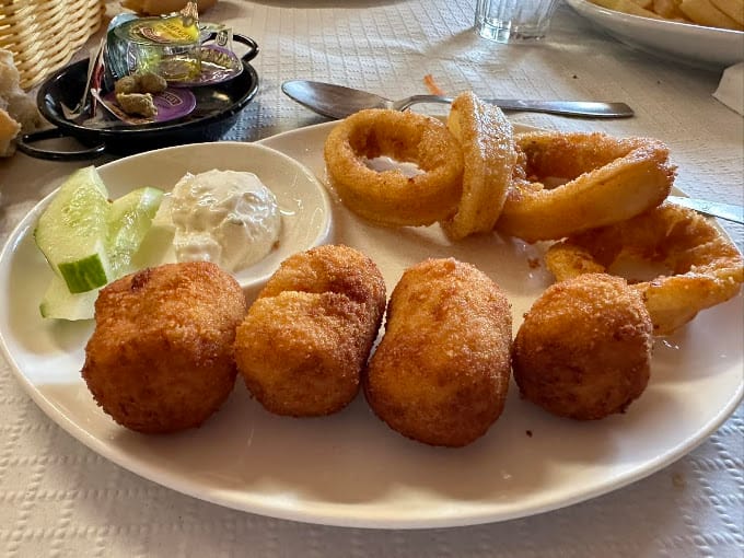 Croquetas et calamars frits servis au Restaurante El Patio
