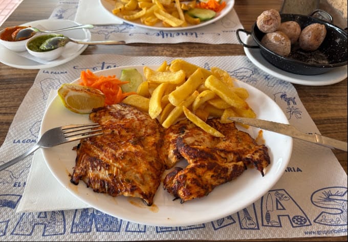 Plat principal viande grillée et frites au Restaurante El Patio à Santiago del Teide