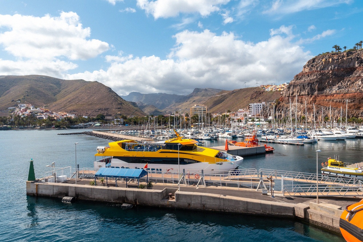 Les ferrys amarrés dans le port, prêts pour la traversée vers La Gomera