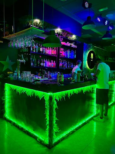 Bar intérieur de The Green Room, ambiance lumières vertes