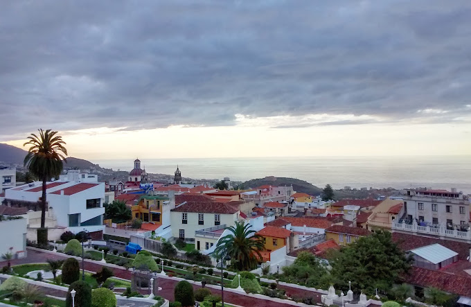 Vue aérienne de La Orotava, entre toits typiques et océan Atlantique