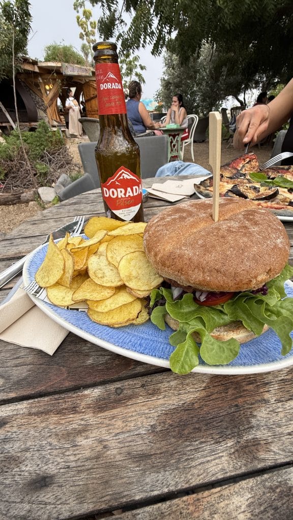 Burger végétarien et frites servis au restaurant La Tajea, Tenerife