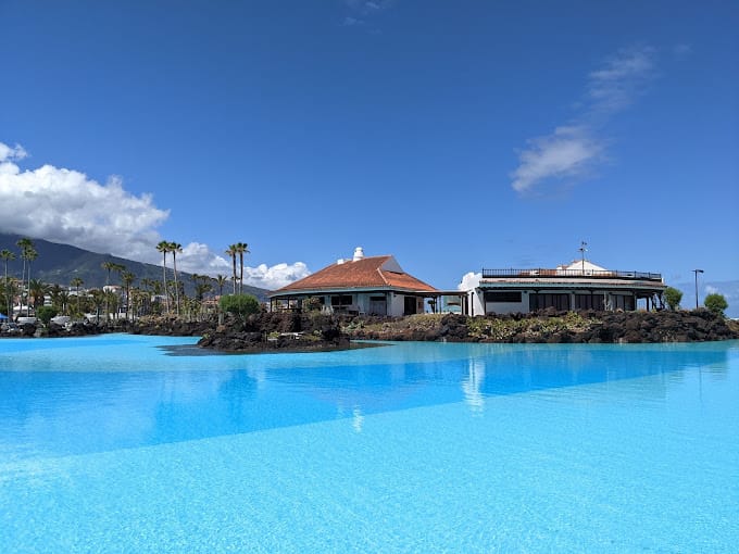 Les piscines du Lago Martiánez face à l'Atlantique, Puerto de la Cruz