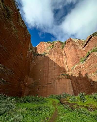 Vue verticale des parois de la carrière des Canteras de Tahodio à Tenerife