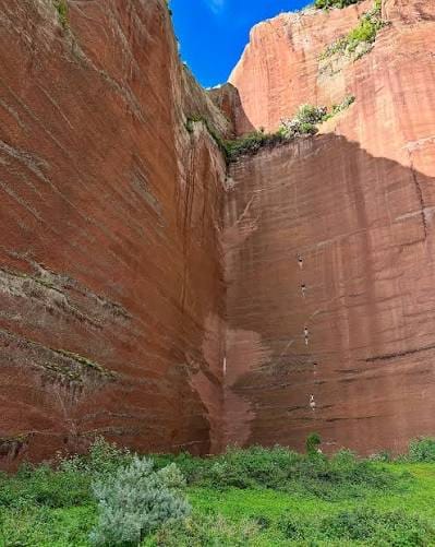 Parois ocre et rouge des Canteras de Tahodio, carrière de plus de 100 mètres de haut dans l'Anaga
