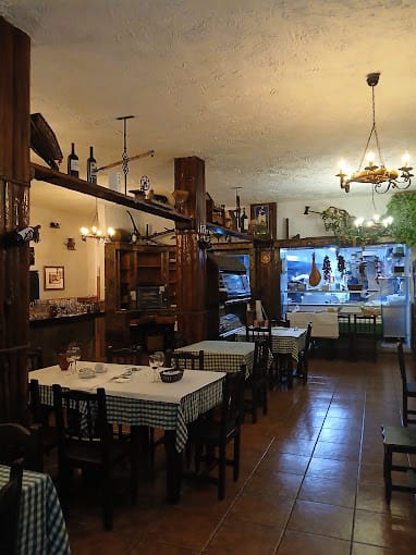 Salle intérieure du restaurant Las Goteras en soirée, Guía de Isora