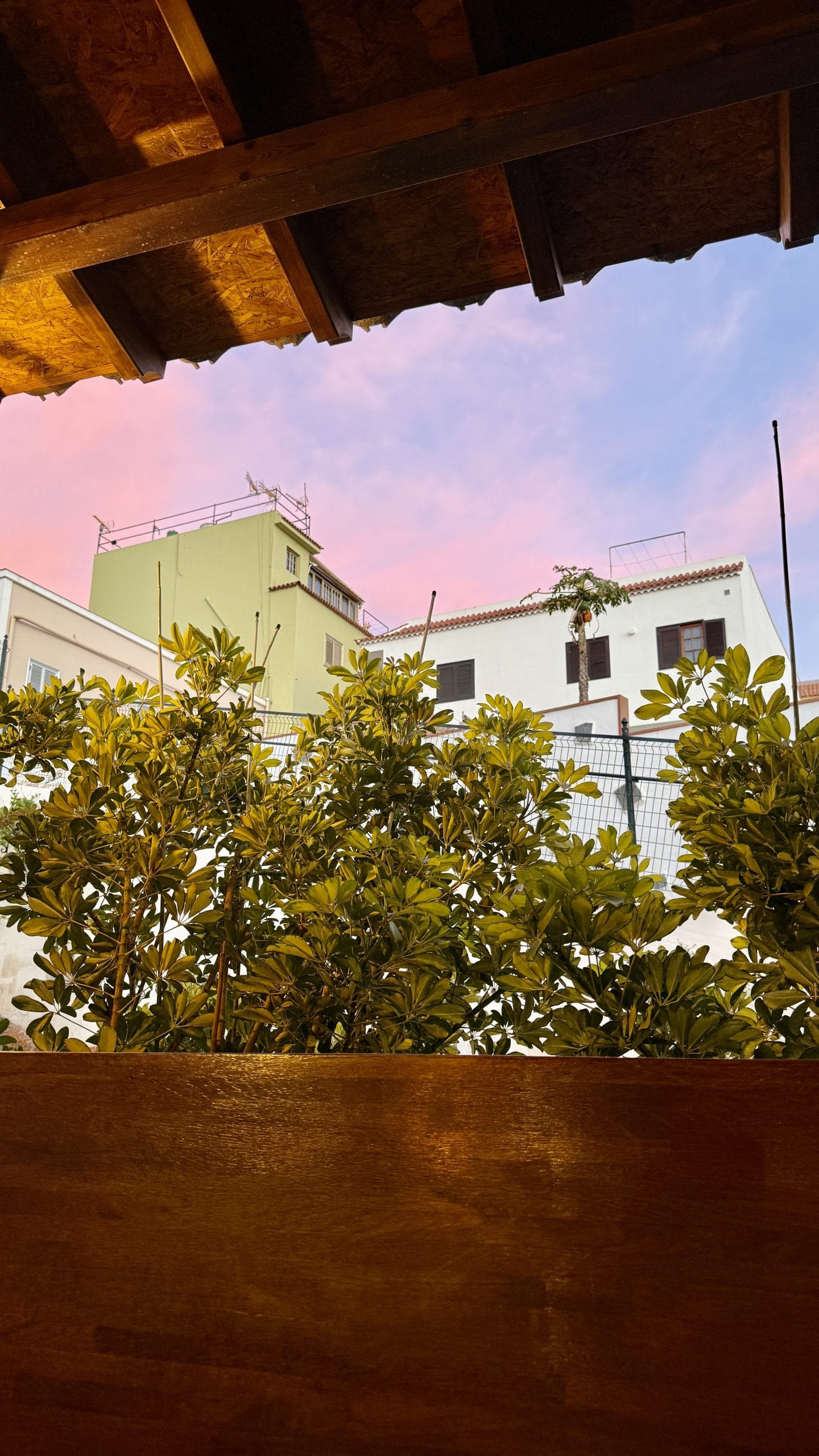 Coucher de soleil rose vu depuis la terrasse de Las Goteras à Guía de Isora