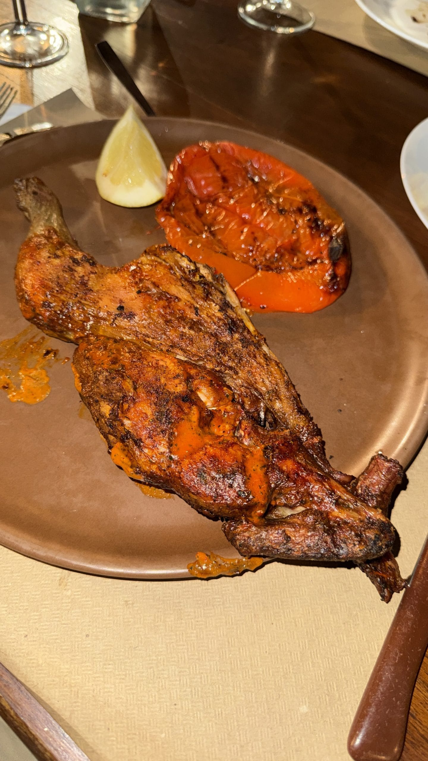Poulet grillé accompagné d’un poivron rôti au restaurant Las Goteras