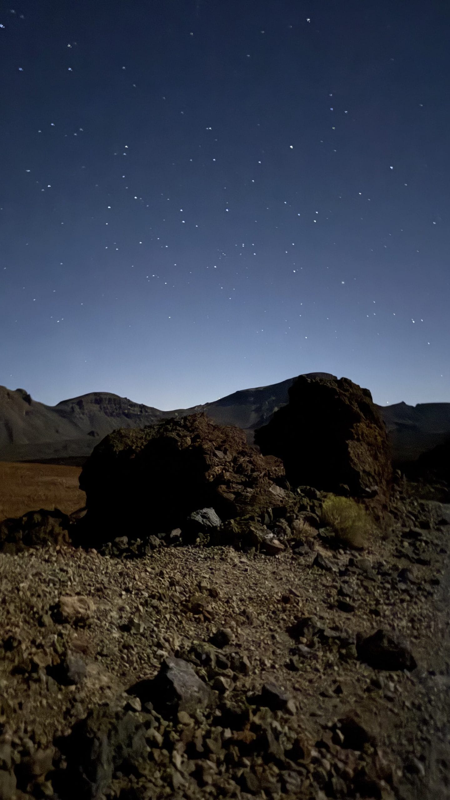 Ciel étoilé pendant la montée de nuit vers le sommet du Teide