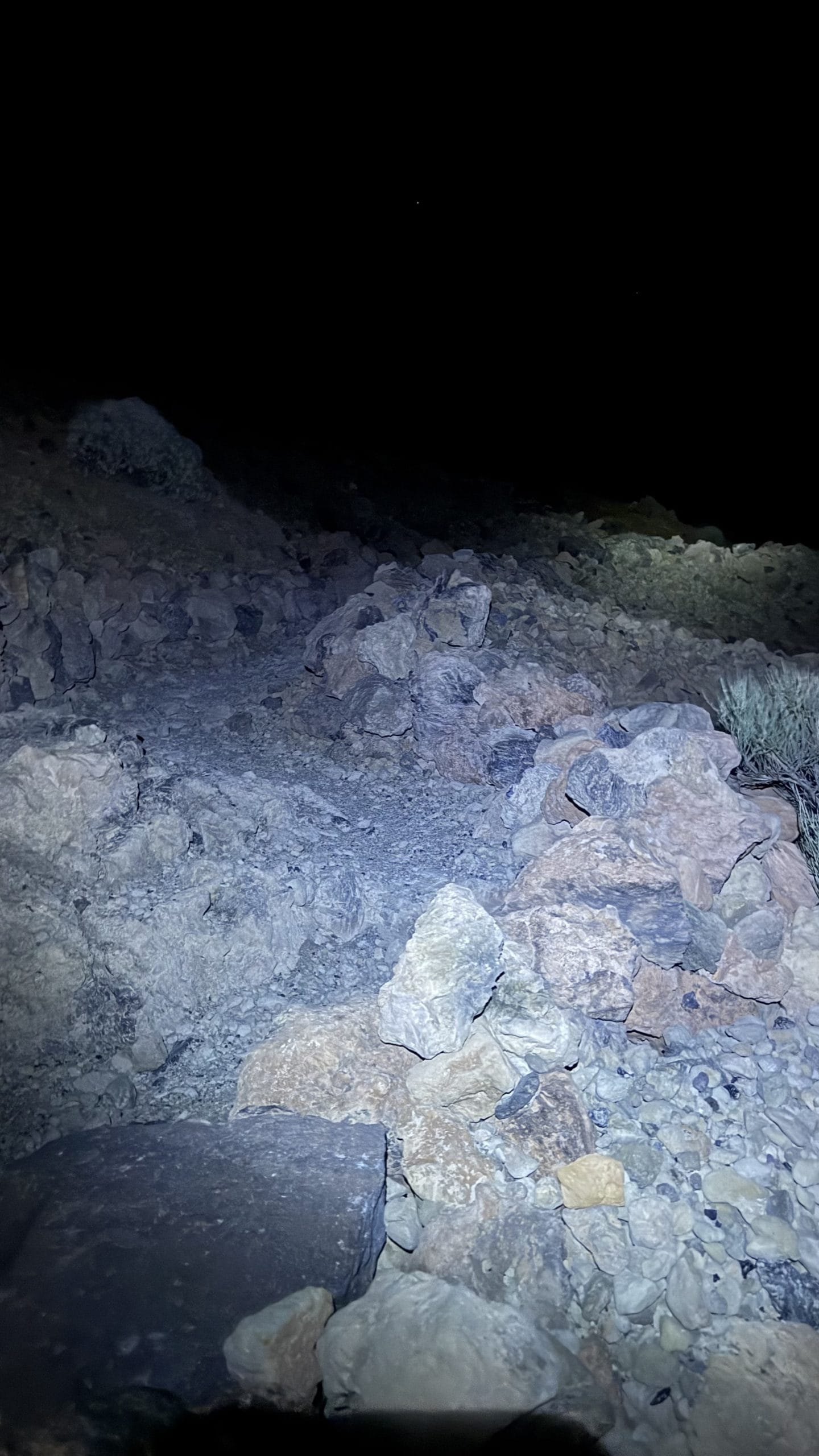 Terrain volcanique escarpé de nuit lors de l'ascension du Teide