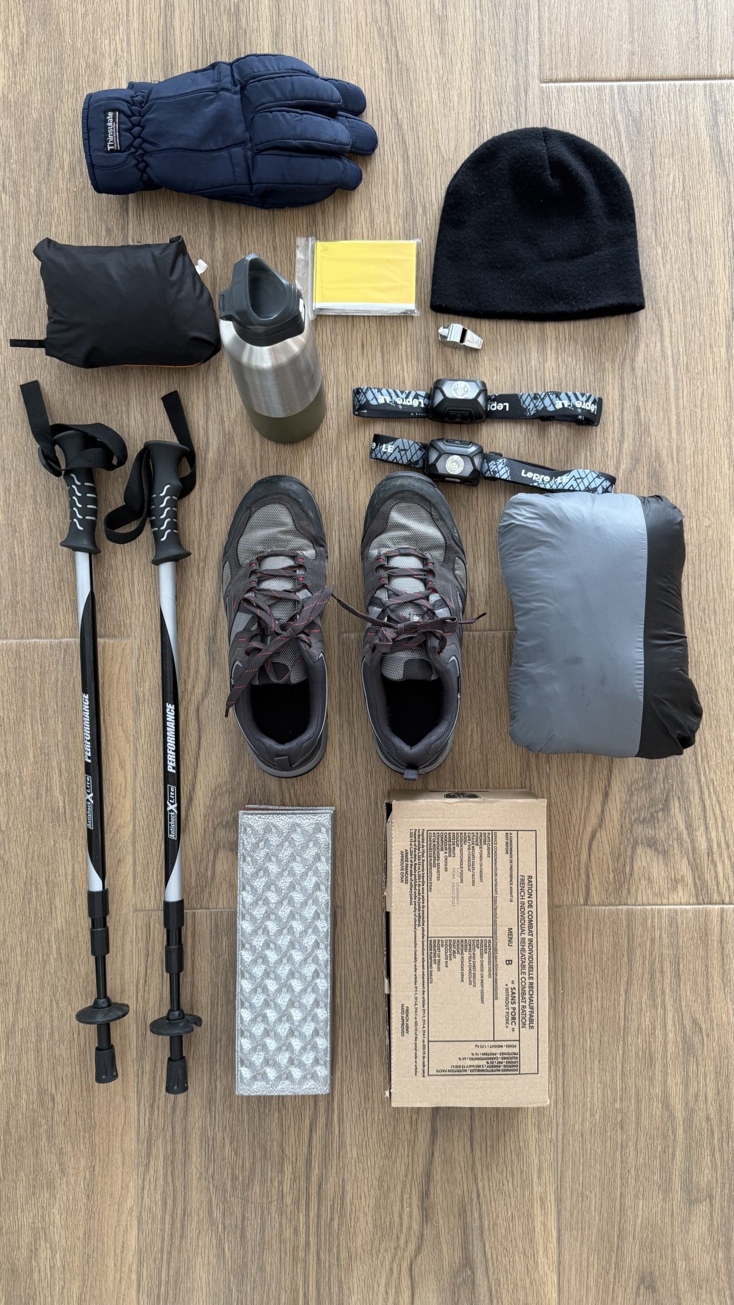 Equipement complet pour l'ascension de nuit du Teide : chaussures, batons, lampes frontales, bonnet, gants