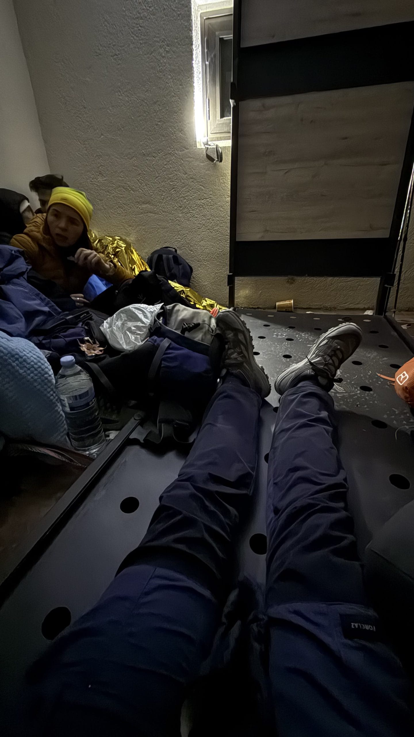 Pause avec d'autres randonneurs dans un abri pres du refuge d'Altavista avant l'ascension finale