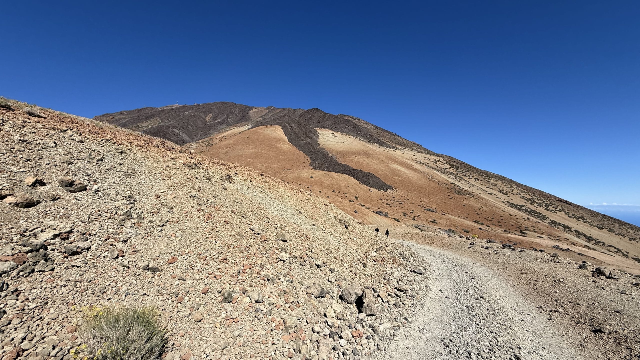 Sentier volcanique en pleine lumière lors de la descente du Teide